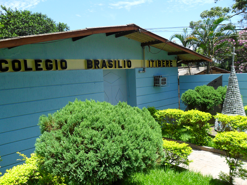 Comissão de Educação da Câmara faz vistoria em colégio que está com salas interditadas