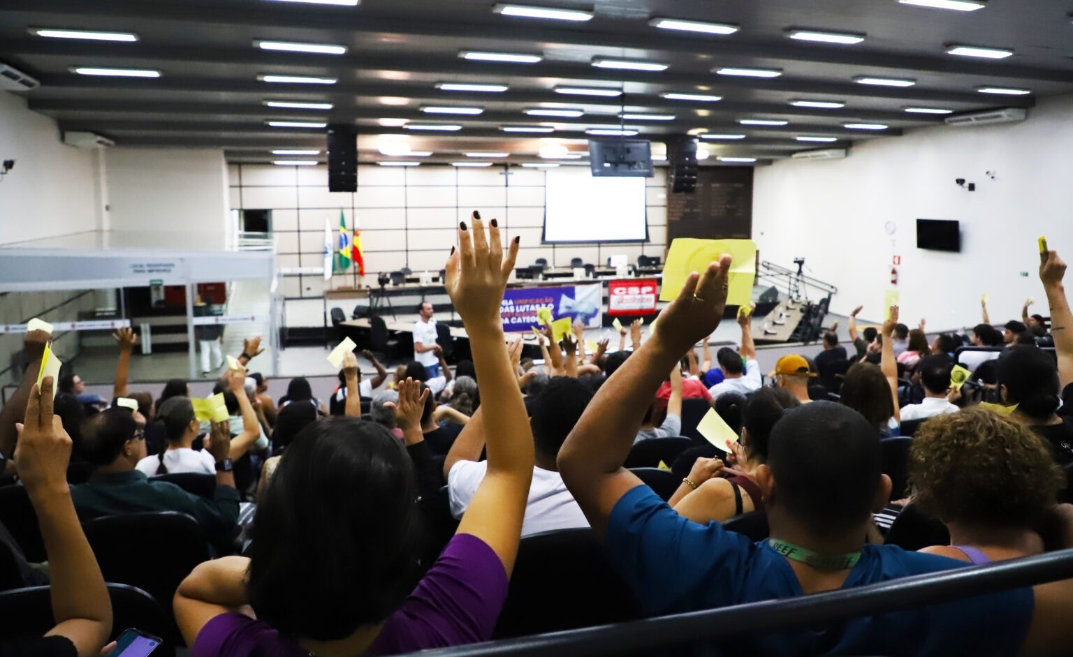 Servidores realizam assembleia e podem votar indicativo de greve