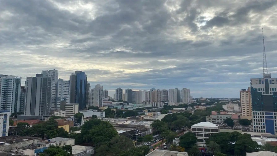 Nebulosidade e temperaturas amenas marcam a quinta-feira em Maringá