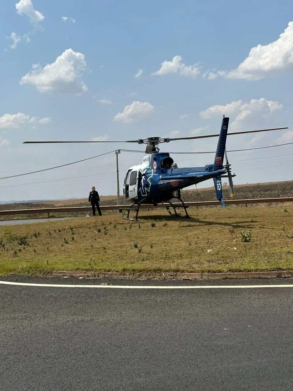 Motorista é socorrido de helicóptero após capotar carro BR-376