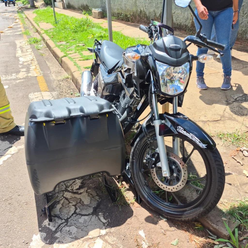 Acidente entre carro e motocicleta deixa duas pessoas feridas em Maringá