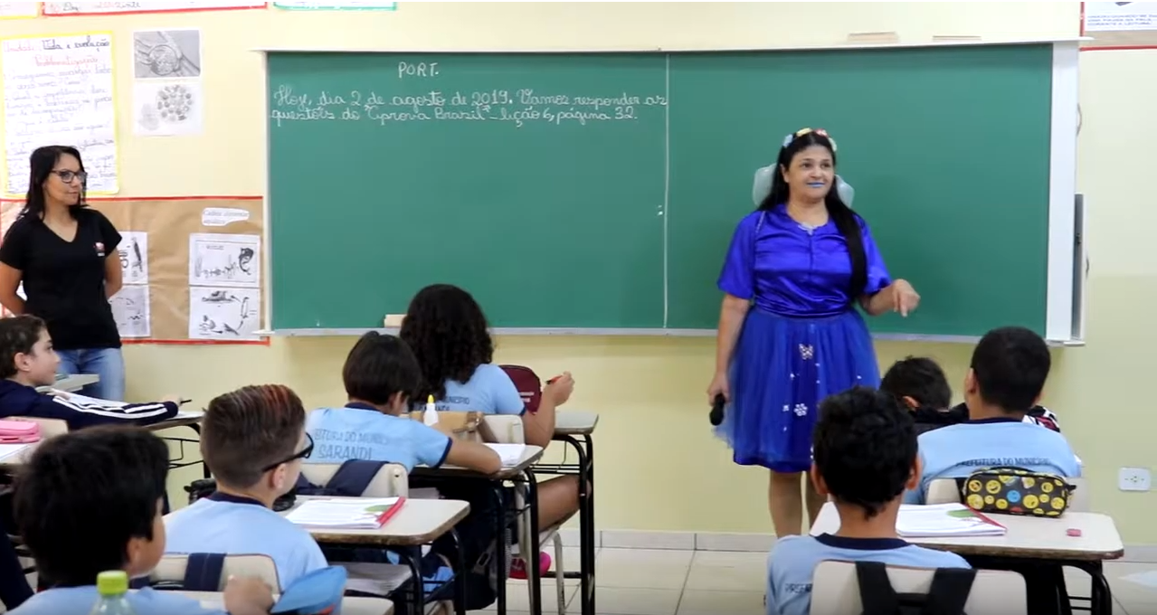 Zeladora de escola que virou professora cria personagem para combater o bullying