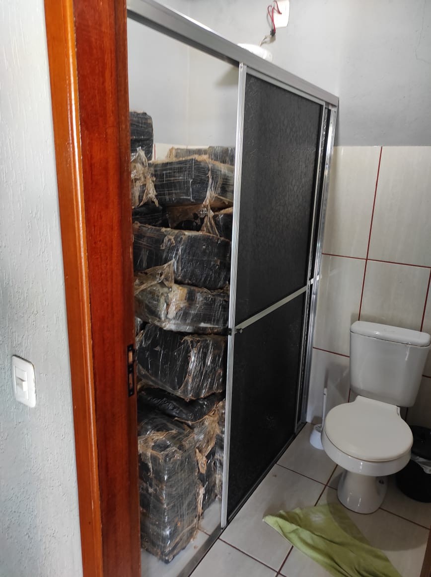 Polícia encontra quase uma tonelada de maconha escondida em box de banheiro