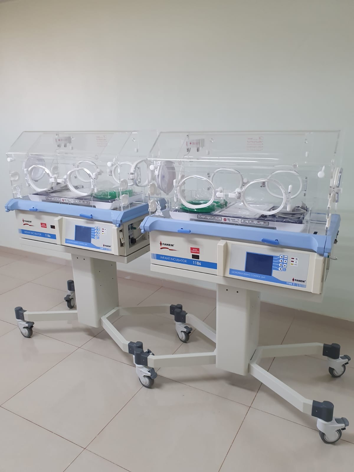 HU de Maringá ganha três incubadoras neonatais e um berço aquecido