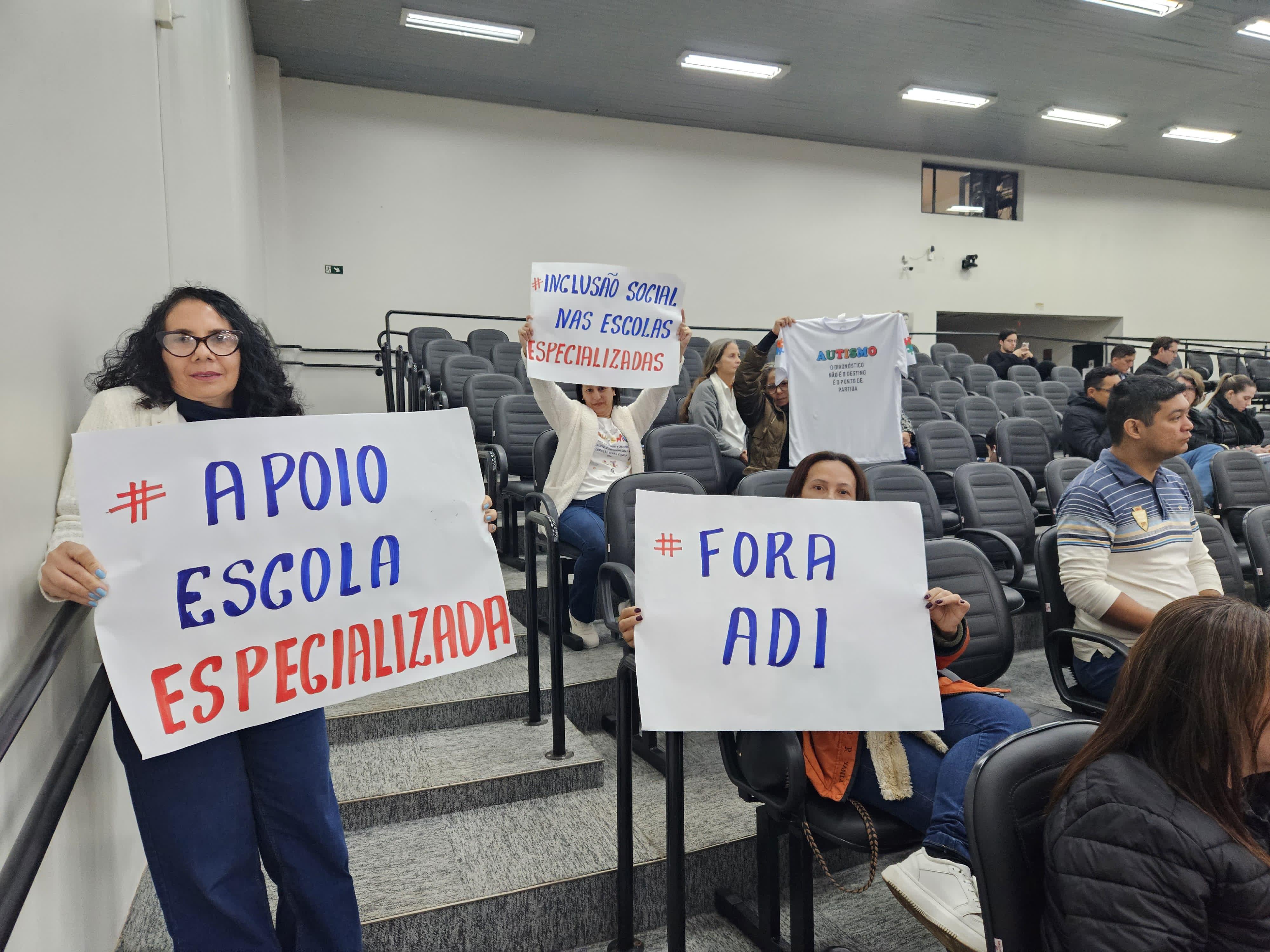 Mães protestam contra ação que pode prejudicar as Apaes