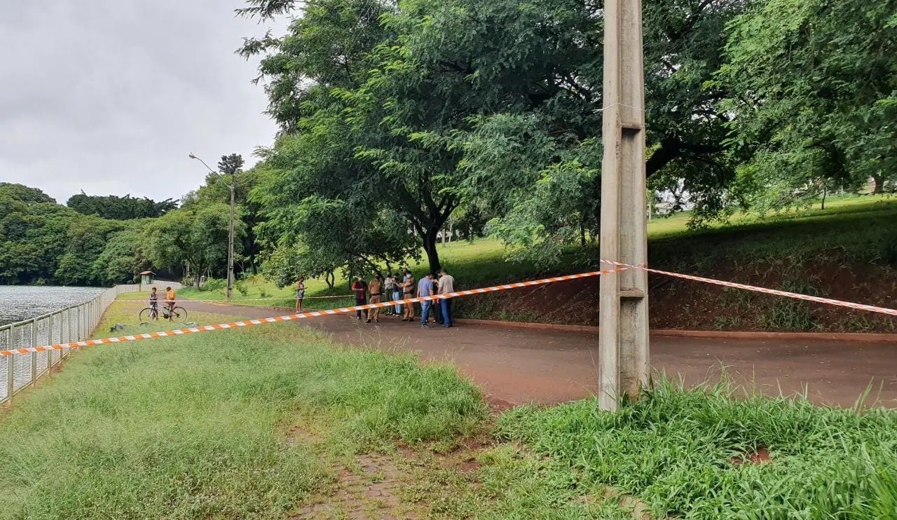 Mulher é encontrada morta dentro do lago do Parque Alfredo Nyffler, em Maringá