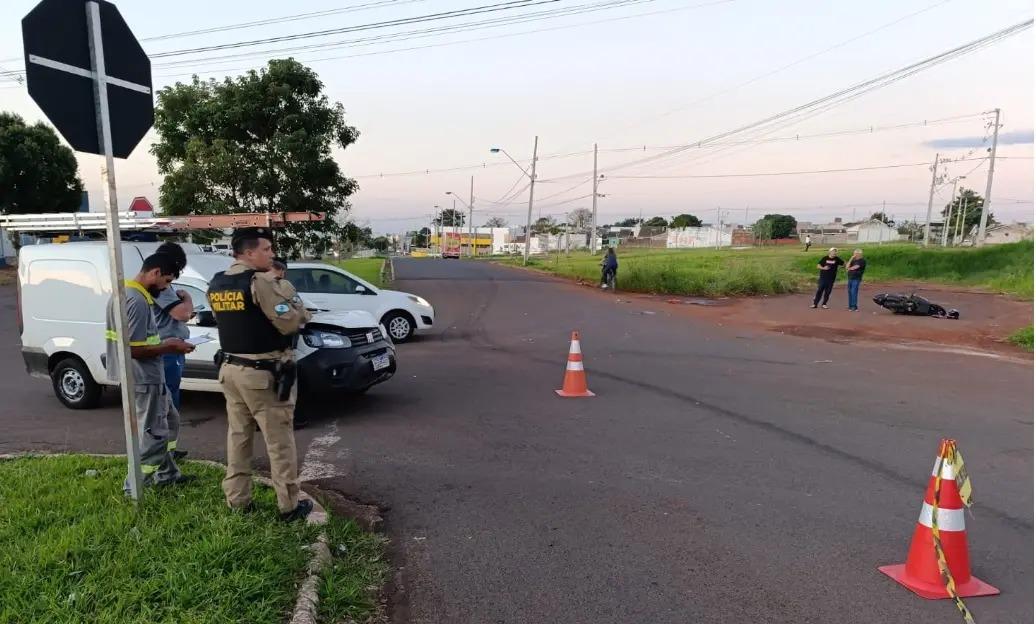 Jovem fica ferido após acidente em cruzamento de Maringá