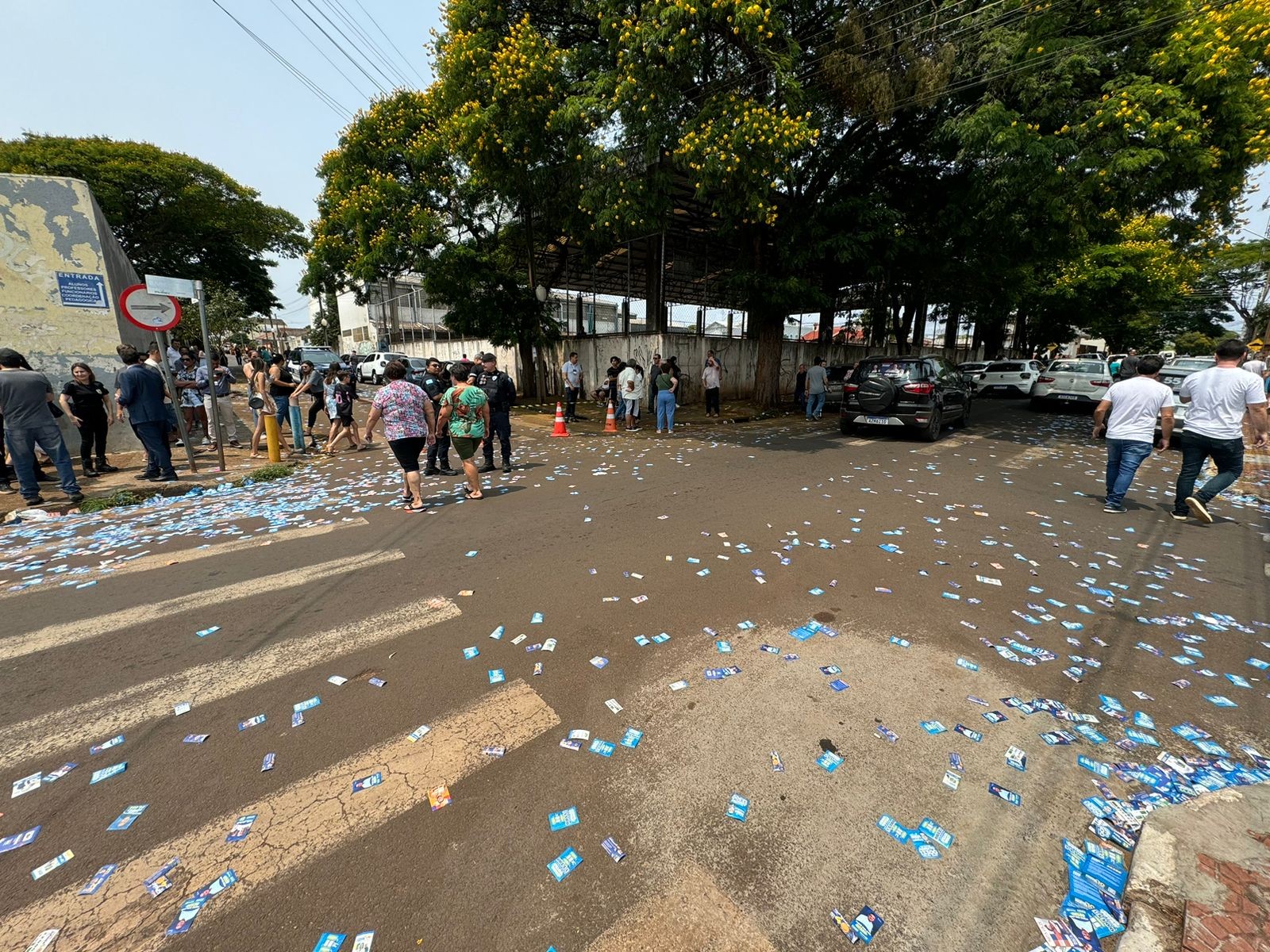 Ruas sujas com santinhos próximo ao Colégio Jardim Panorama, em Sarandi