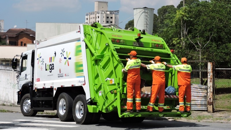 Ministério do Trabalho proíbe que coletores de lixo peguem ‘carona’ em caminhão