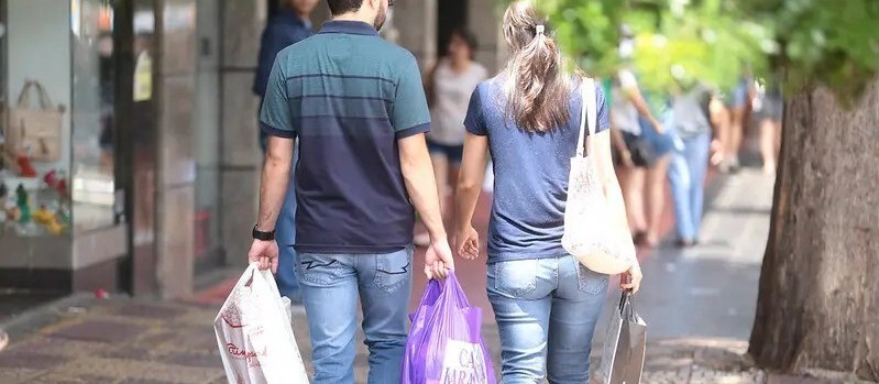 Comércio abre ao meio-dia nesta terça-feira (26), em Maringá