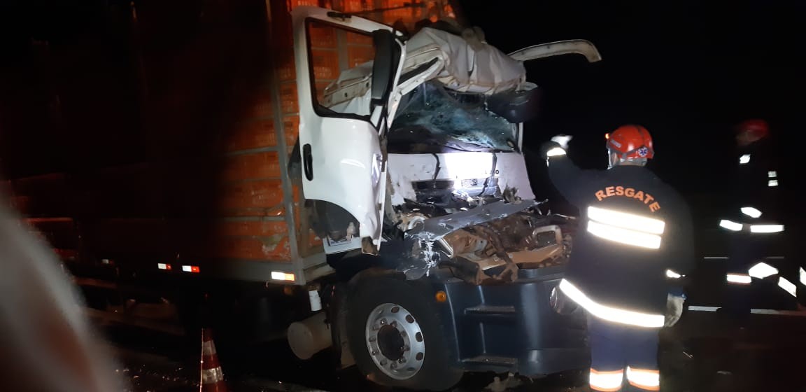 Homem morre em acidente envolvendo carreta e caminhão