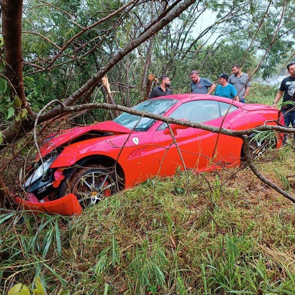 Motorista perde controle e bate Ferrari em rodovia da região