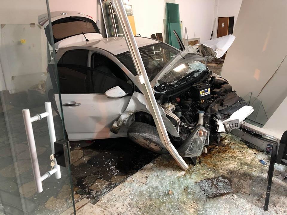 Carro invade empresa na zona 6 de Maringá