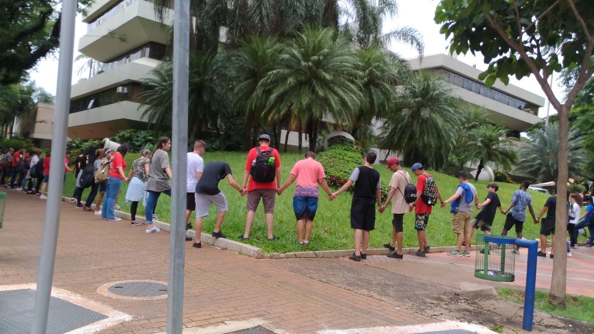 Adolescentes abraçam a Prefeitura de Maringá