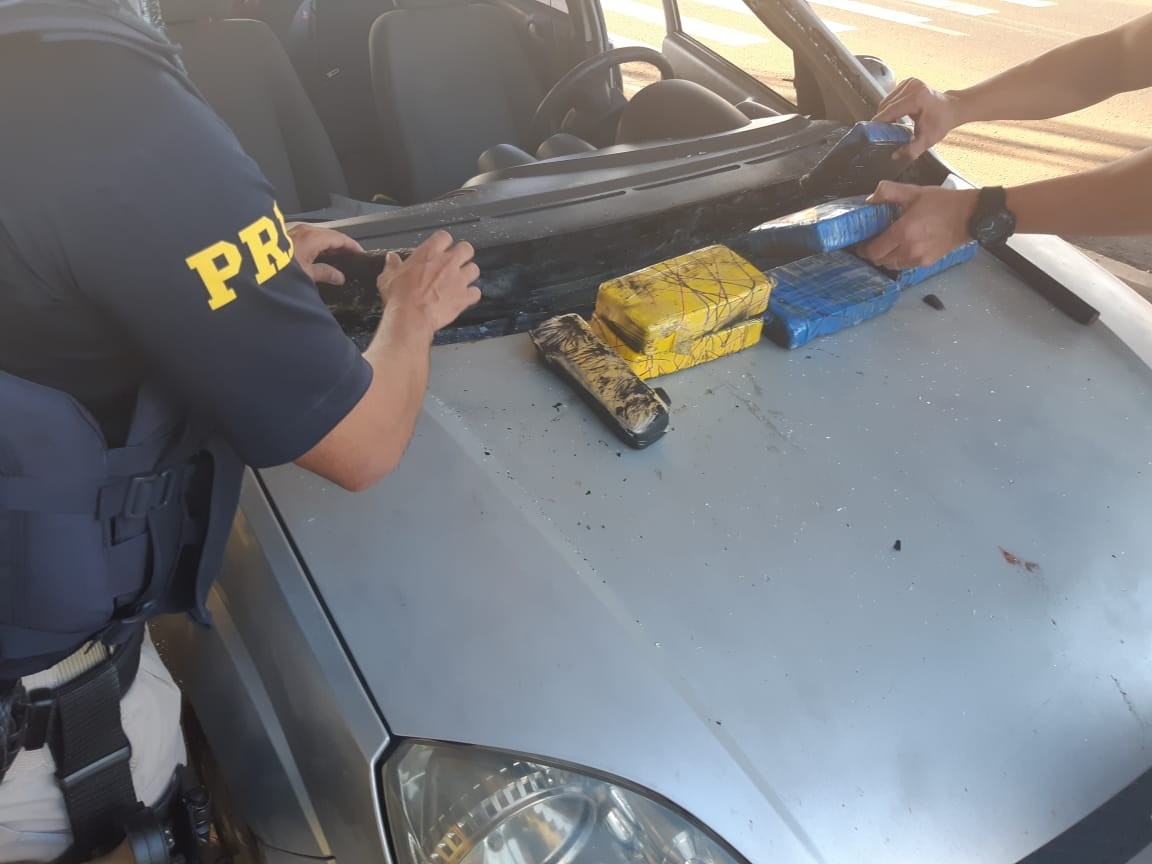 PRF encontra quase 8 quilos de drogas escondidos em painel de carro