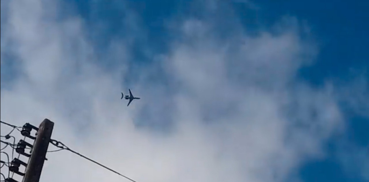 Avião da Força Aérea Brasileira sobrevoa a região