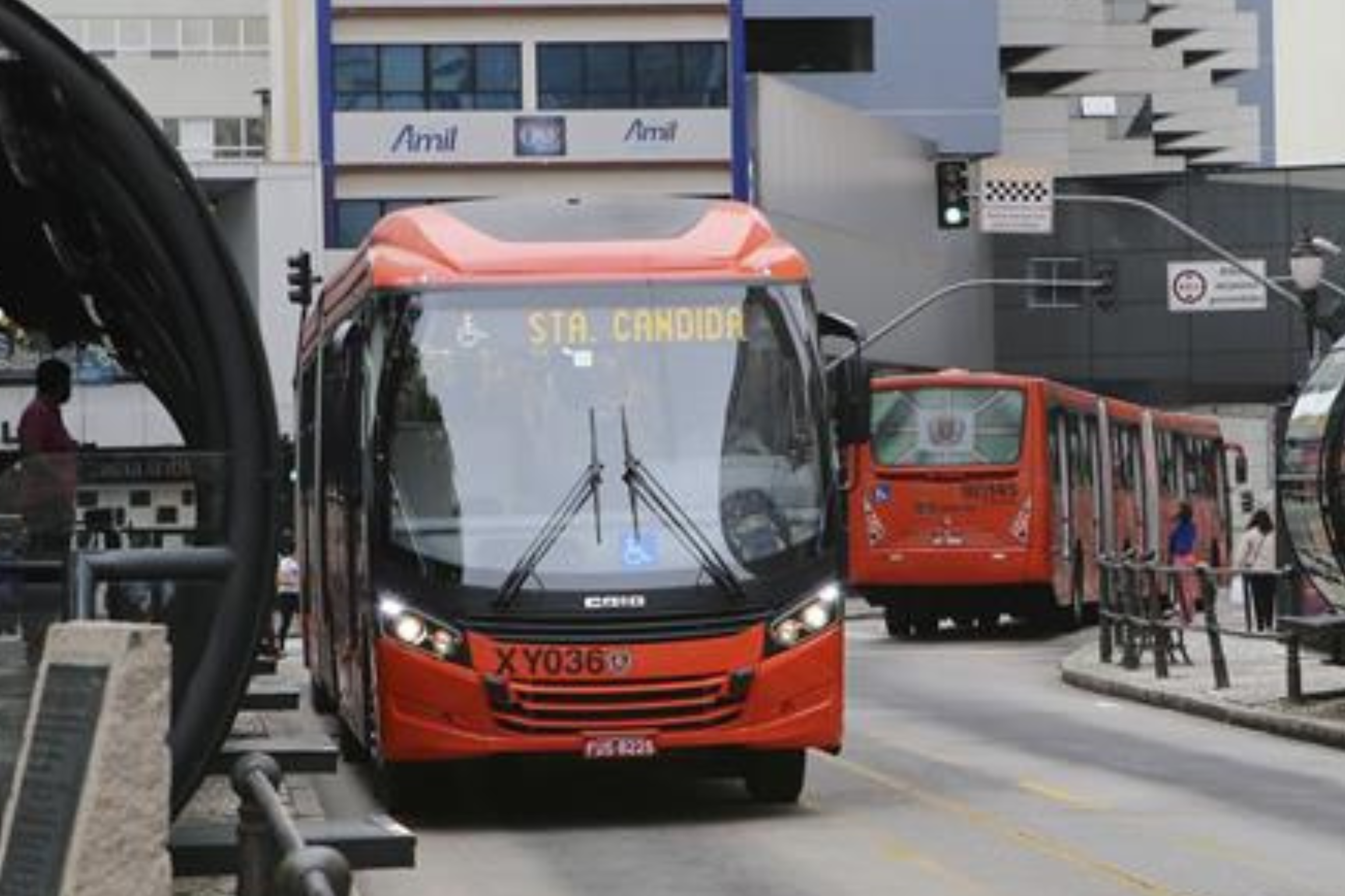 Homem é morto ao tentar defender casal de ataques homofóbicos dentro de biarticulado, em Curitiba