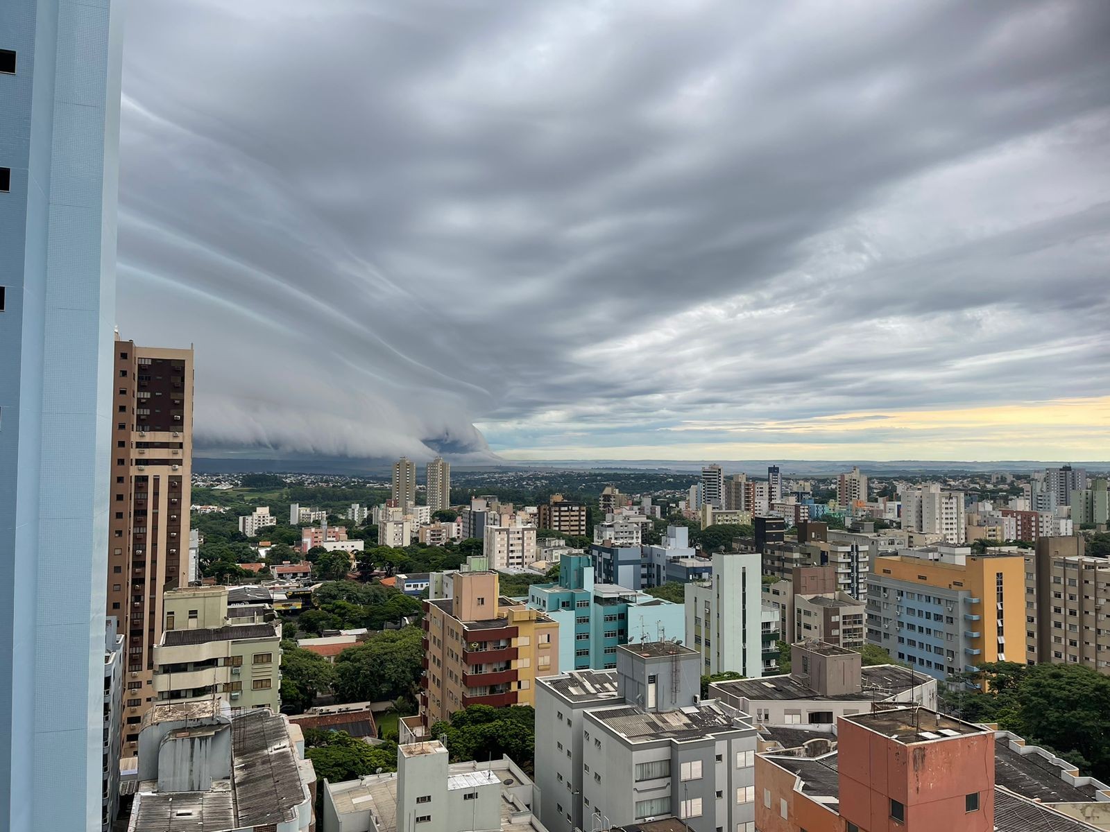 ‘Nuvem prateleira’ chama a atenção de moradores de Maringá; entenda o fenômeno