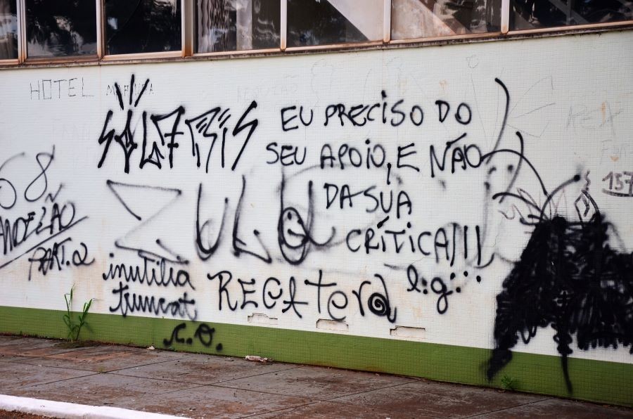 Jovem é condenado a 1 ano de serviços comunitários por pichar imóvel