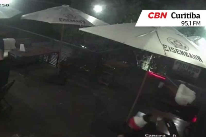 Homem que esfaqueou e matou cliente de bar em Curitiba vira réu por homicídio