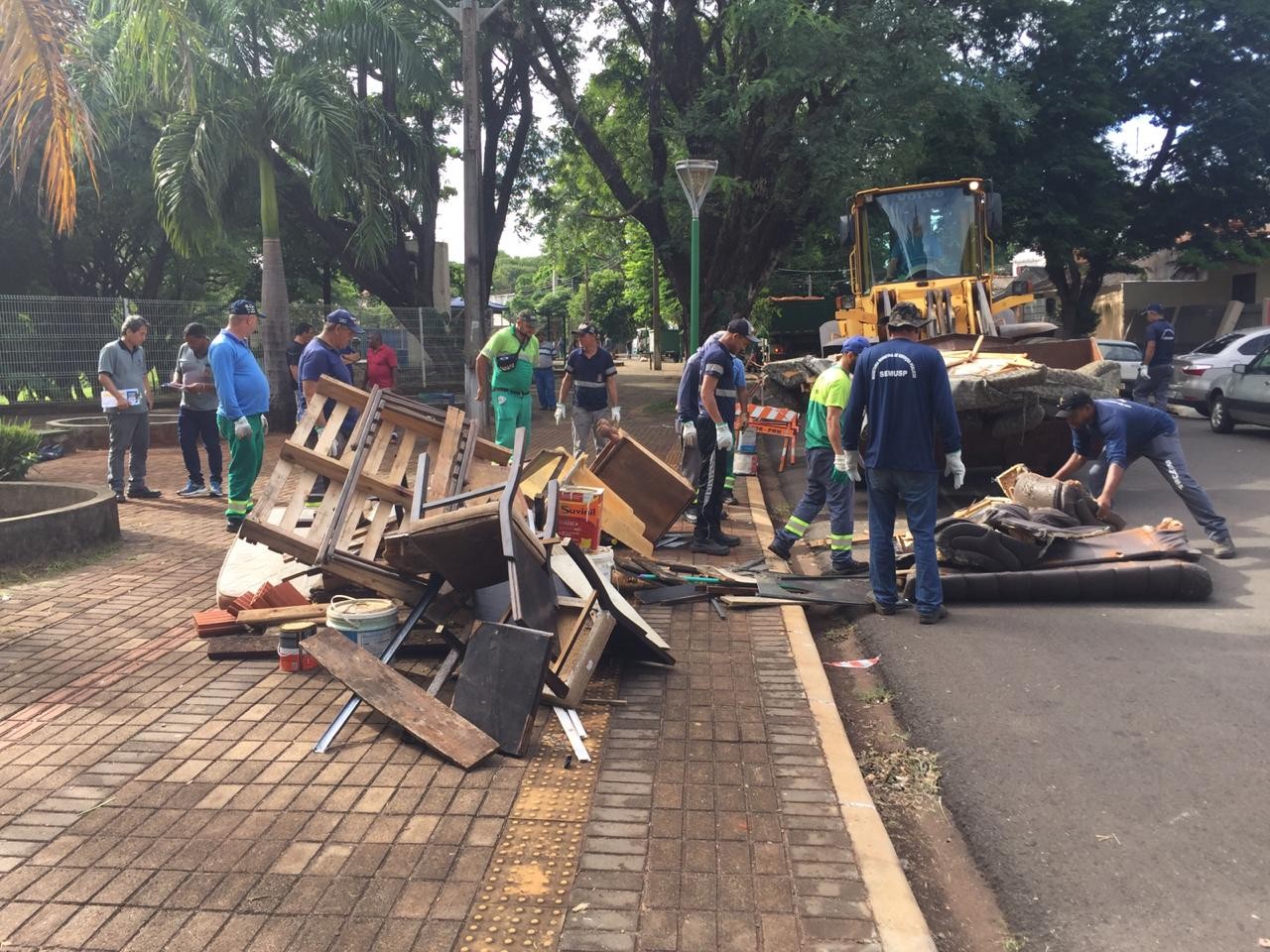 Prefeitura faz ação de limpeza no Jardim Alvorada
