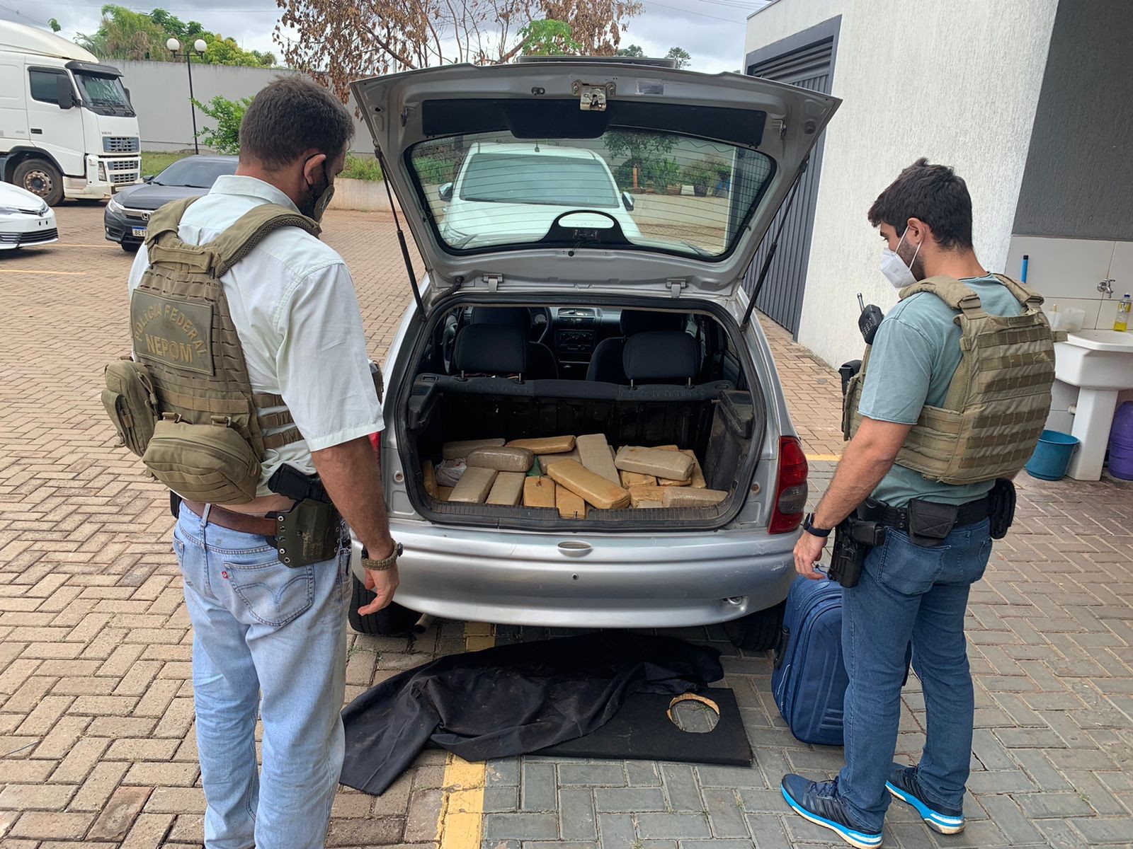 PF, PM e PC prendem três pessoas por tráfico de drogas na PR-323