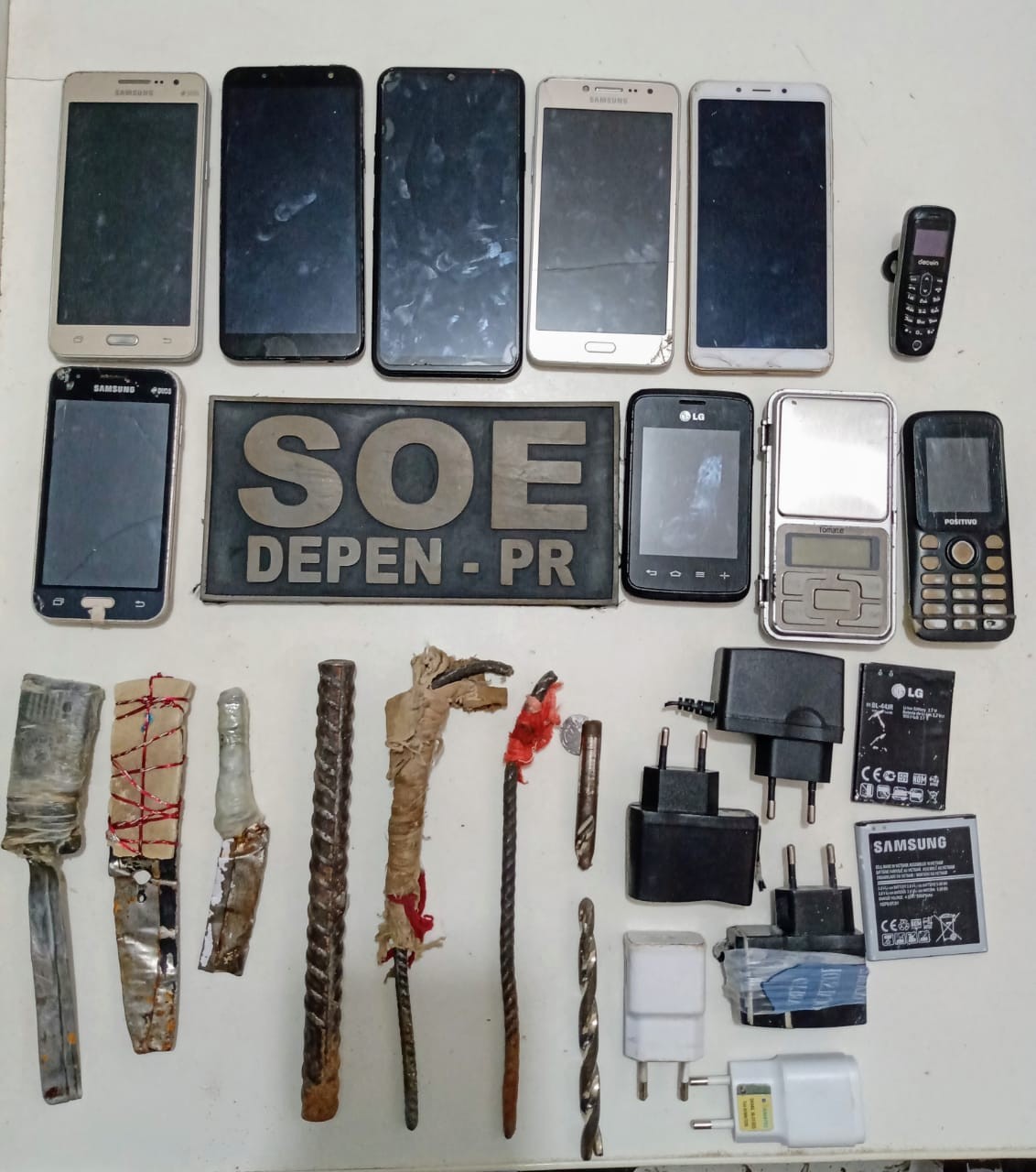 Policiais penais apreendem dez celulares na cadeia de Cianorte
