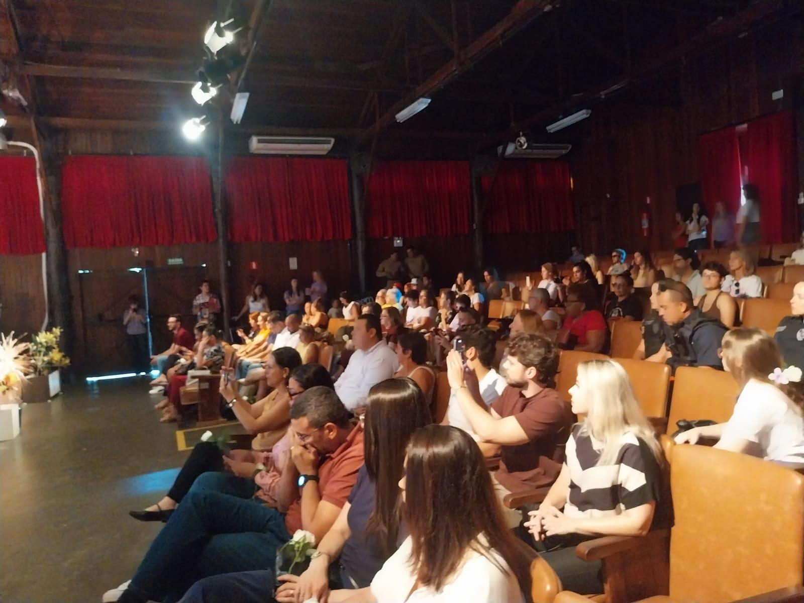 Ações culturais no Teatro Reviver Magó marcam luta contra feminicídio