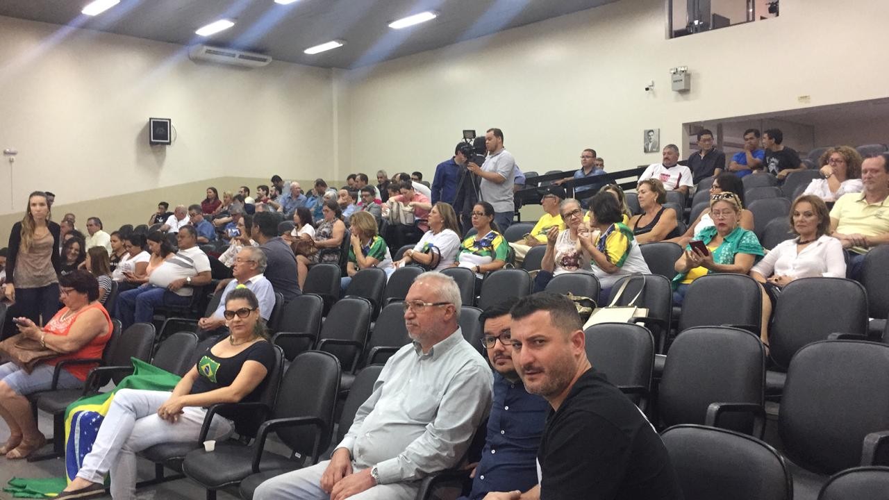 Durante leitura de pedido de investigação, tumulto na Câmara