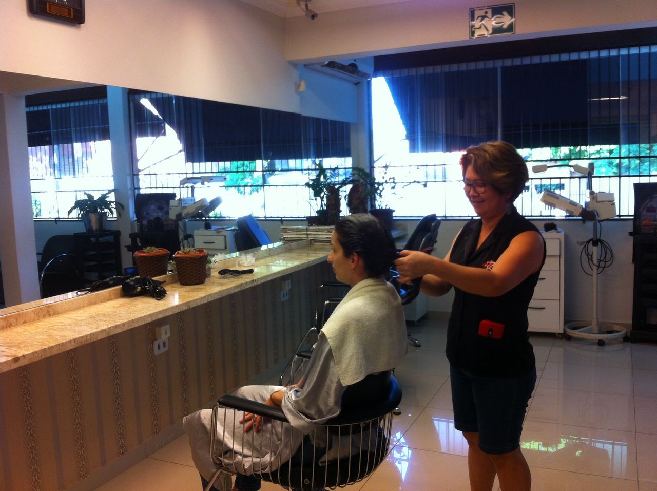 Salões de beleza de Maringá querem divulgar a lei do “Salão Parceiro” a lei facilita o contrato entre profissionais da área e dá garantia aos proprietários de salão