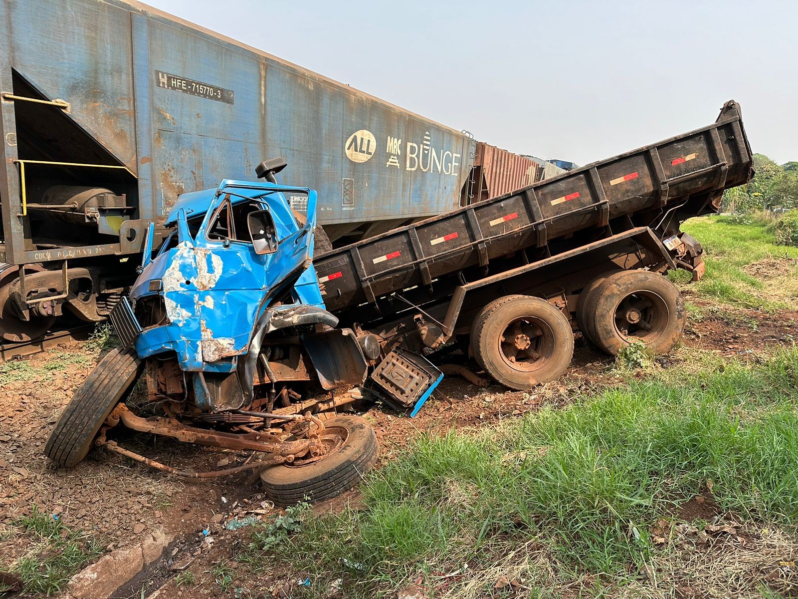 Caminhão é atingido por trem em Sarandi