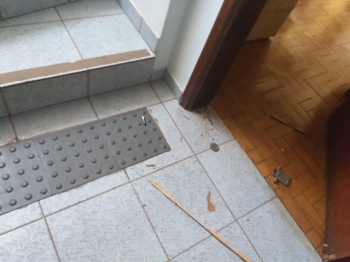 Escritórios em prédio invadido por ladrões têm portas trocadas