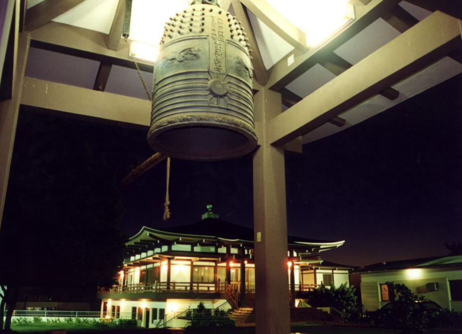 Badalar dos sinos e balões no céu: Maringá tem cerimônia no templo