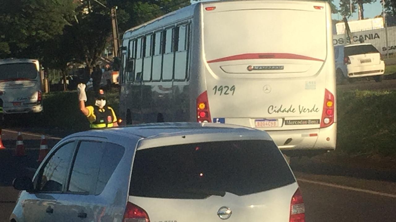 Bloqueios sanitários param ônibus intermunicipais com destino a Maringá