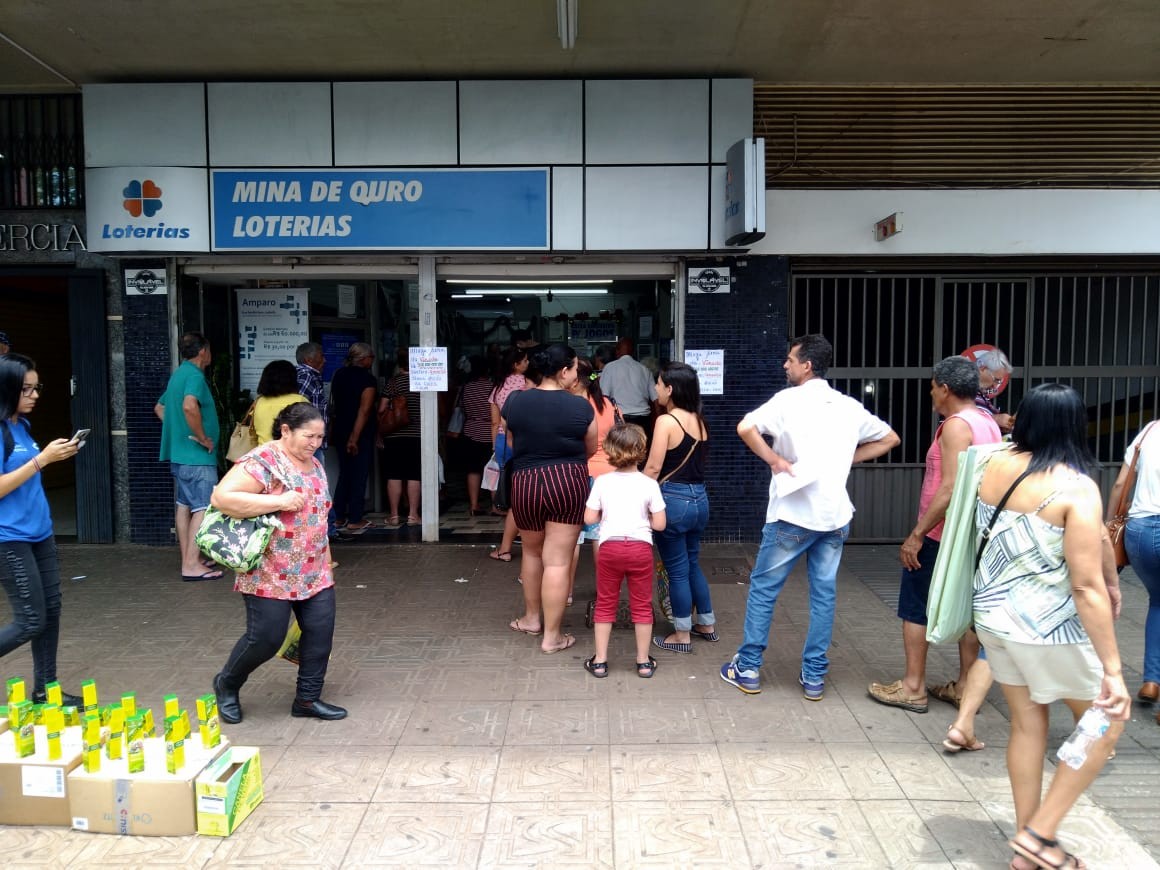Maringaenses fazem fila para apostar na Mega da Virada