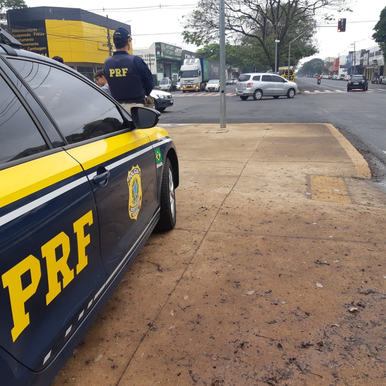 PRF faz campanha educativa na Avenida Colombo em Maringá