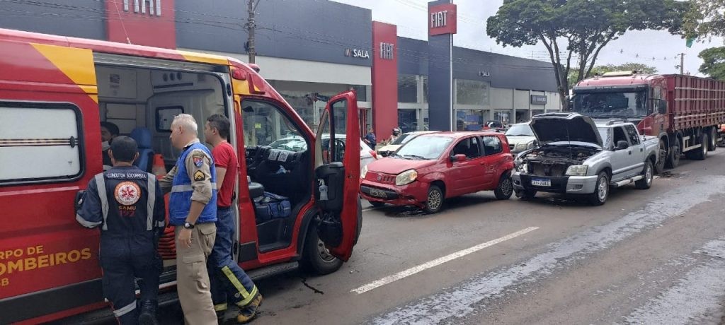 Engavetamento na Avenida Colombo deixa uma pessoa ferida