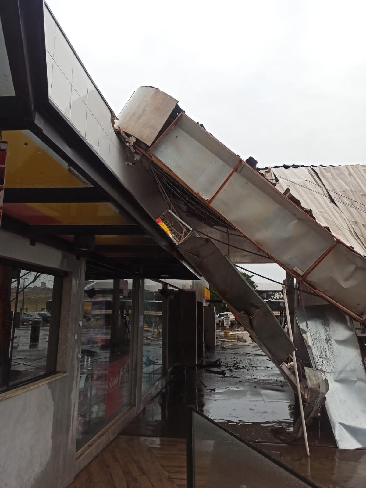 Vendaval provoca estragos em casas, escolas e posto de combustíveis