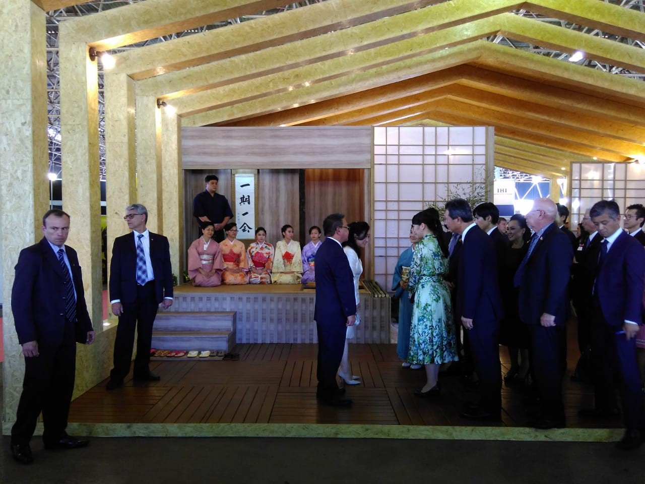 Princesa do Japão assiste apresentações de karaokê