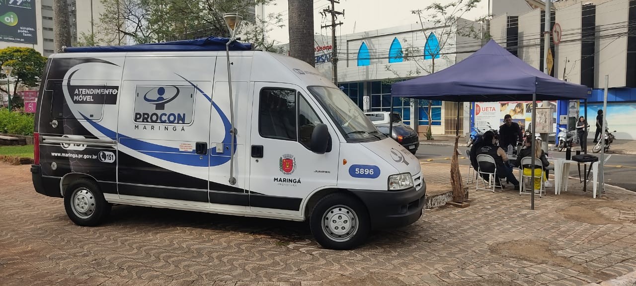 Procon orienta consumidores no centro de Maringá