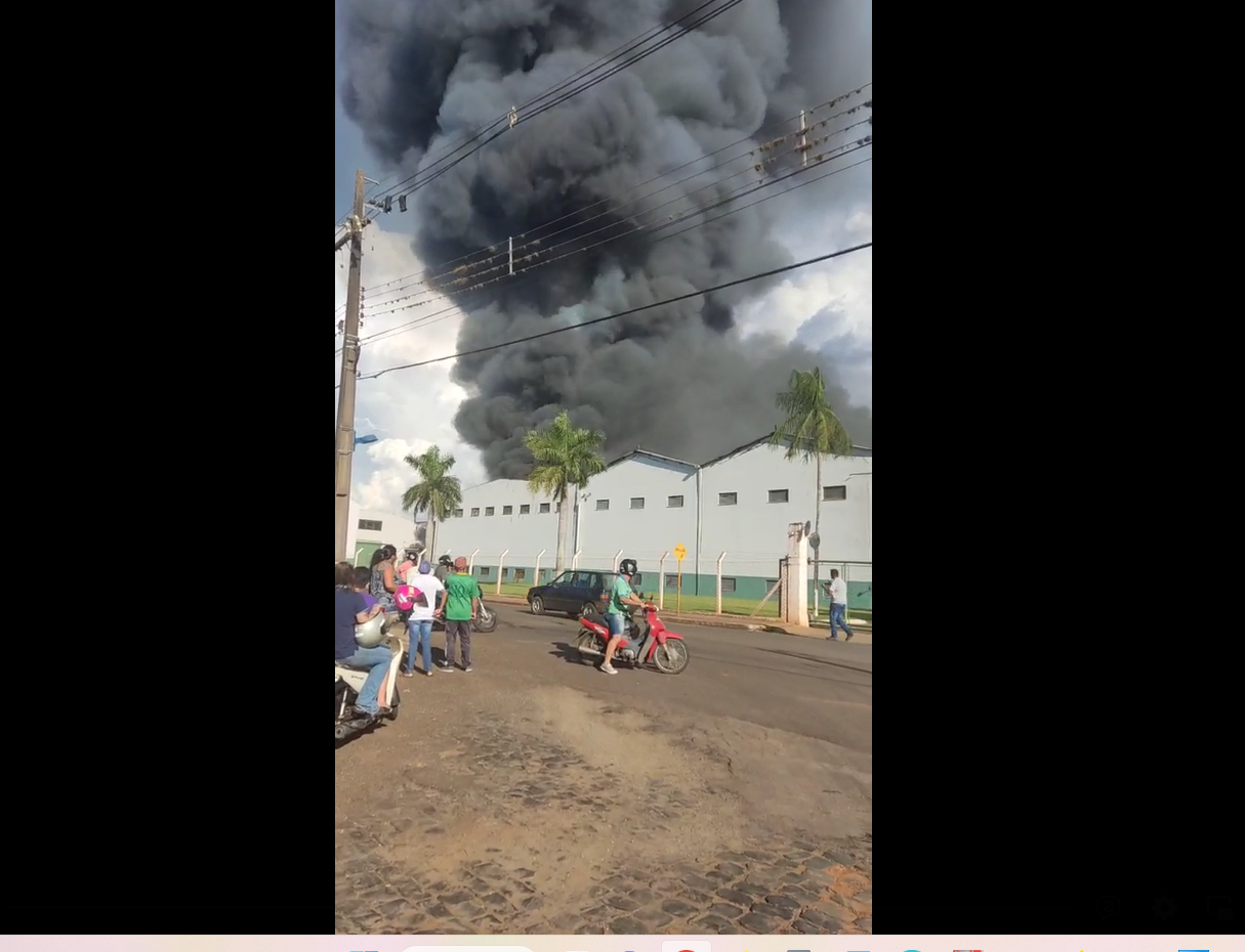 Incêndio atinge barracão de cooperativa em Mandaguari