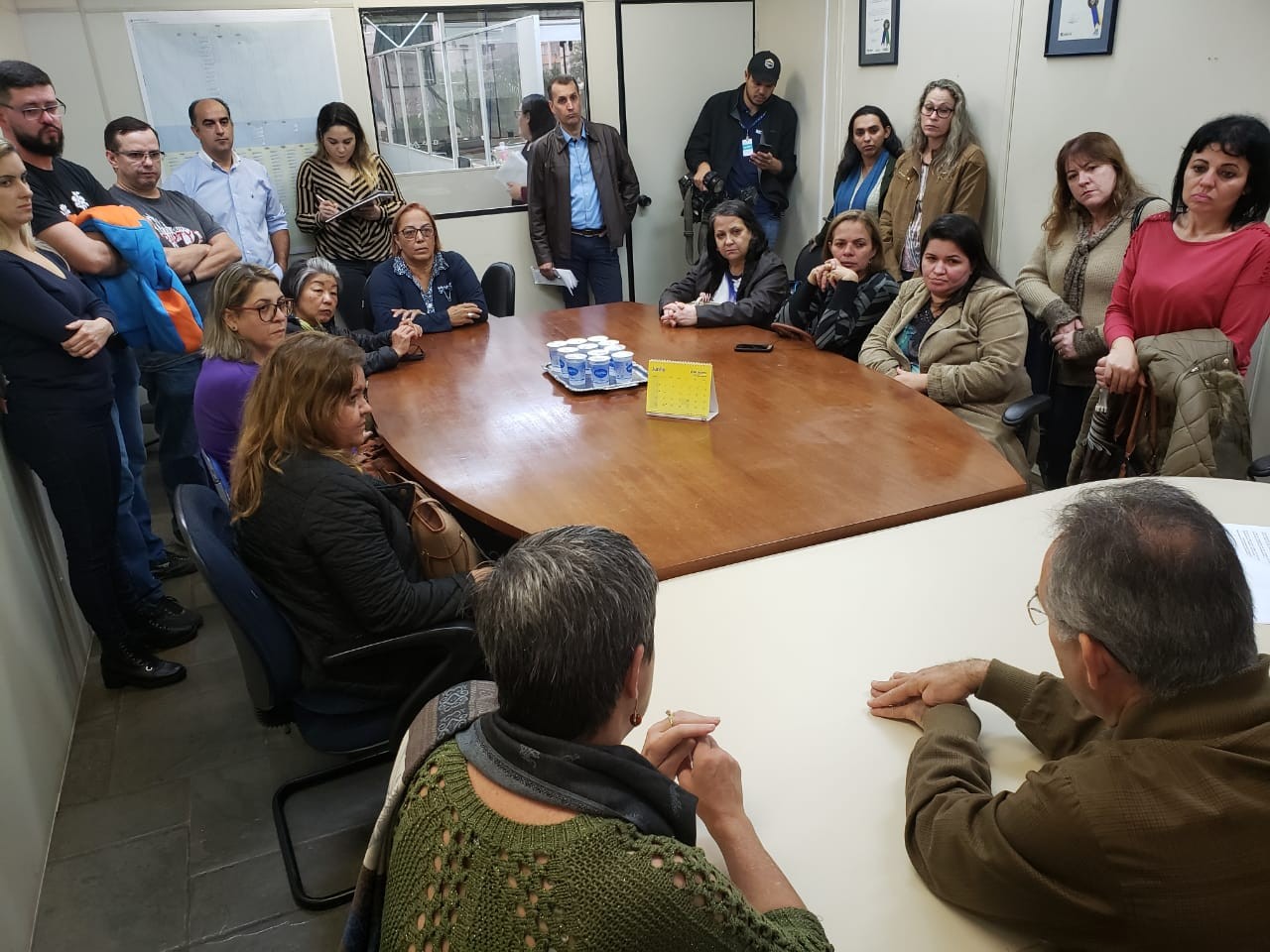 Servidores municipais da saúde protestam contra cortes nos salários