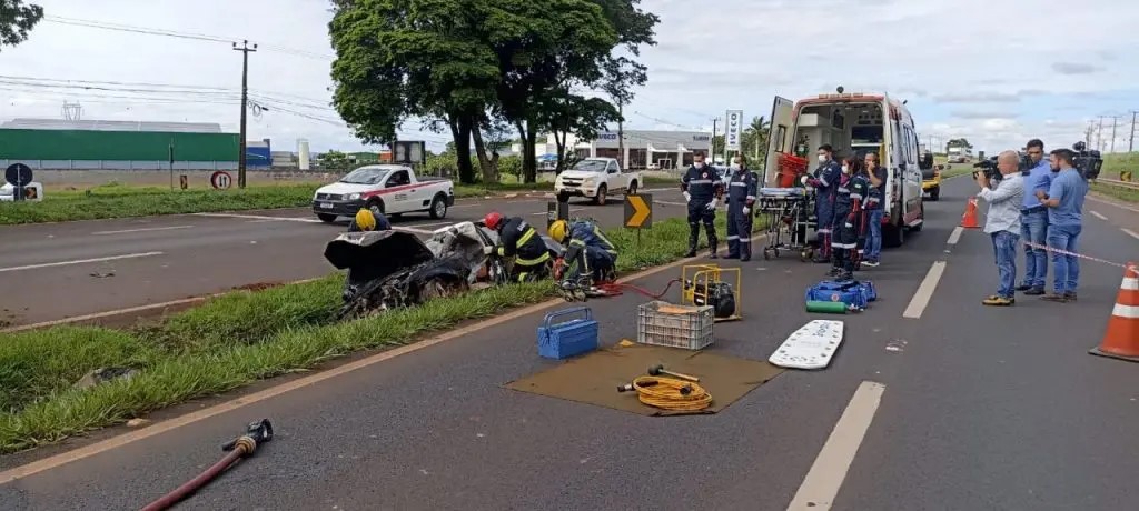 Motorista de 22 anos capota veículo e fica preso às ferragens, em Maringá