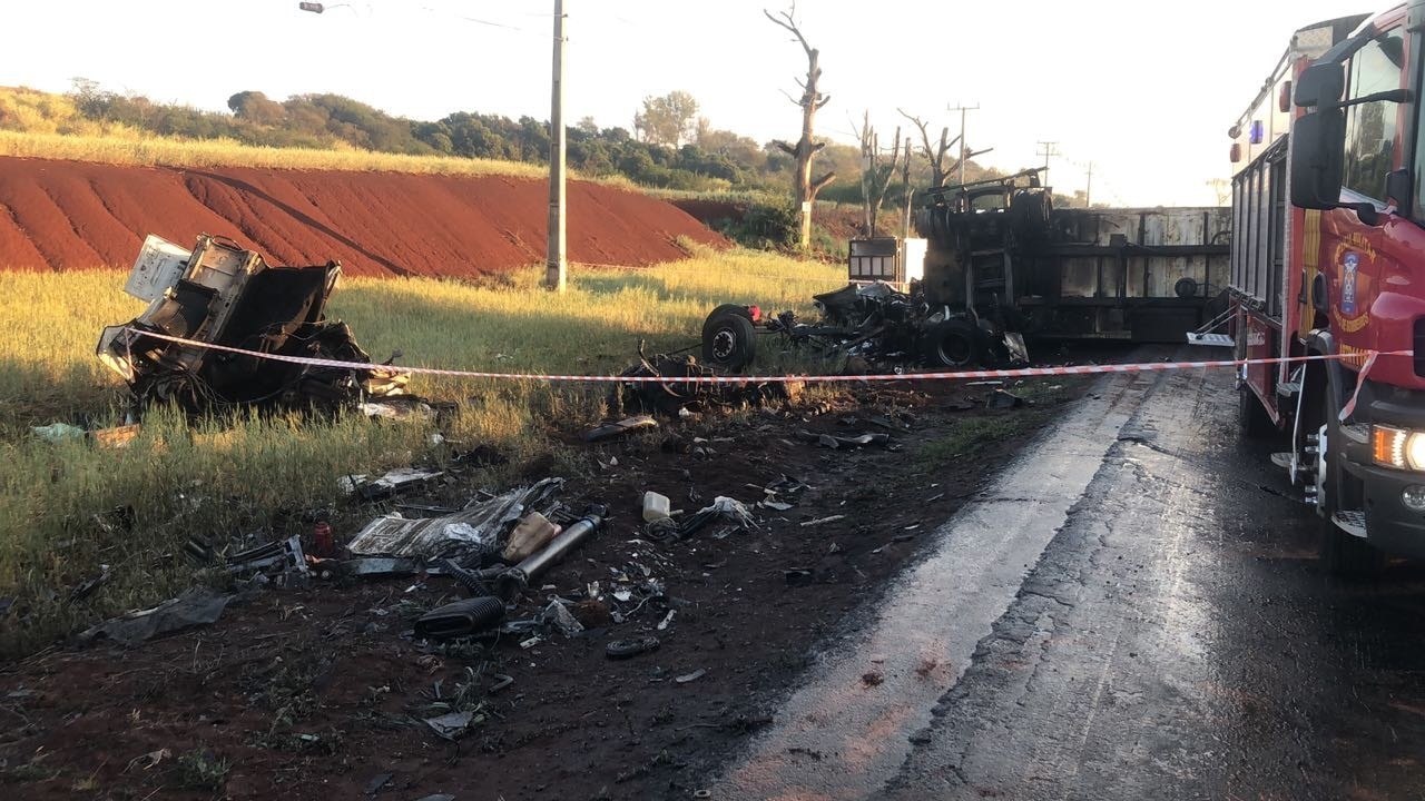 Caminhões batem na PR-317 e um deles pega fogo