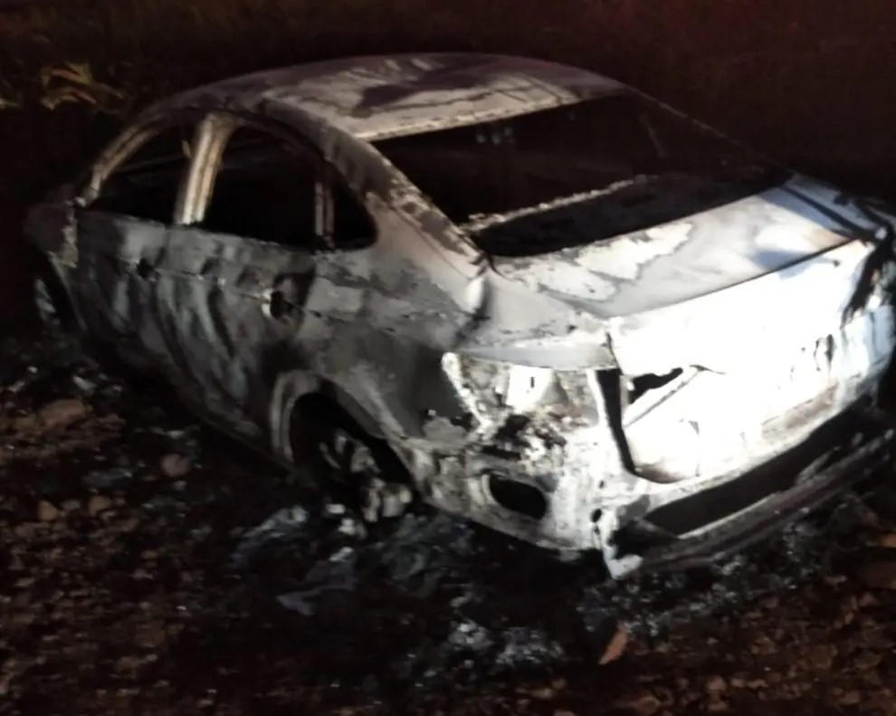 Carro encontrado queimado pode ser o utilizado no roubo de armas em transportadora, diz polícia