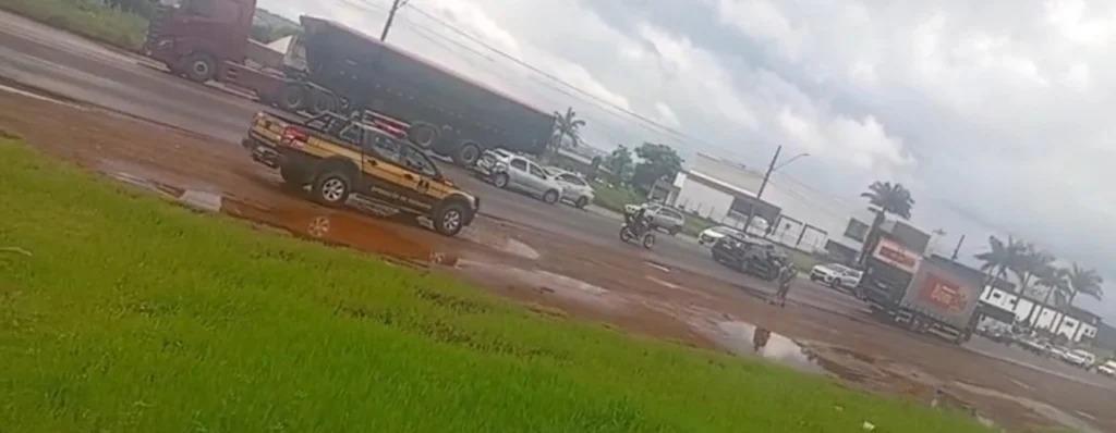 Batida entre carro e caminhão complica trânsito no Contorno Sul, em Maringá