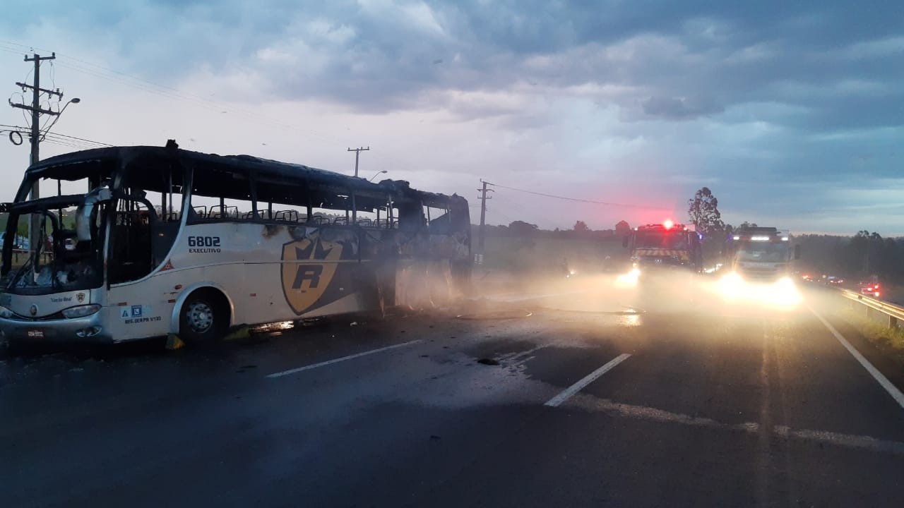 Ônibus pega fogo na BR-376, em Maringá
