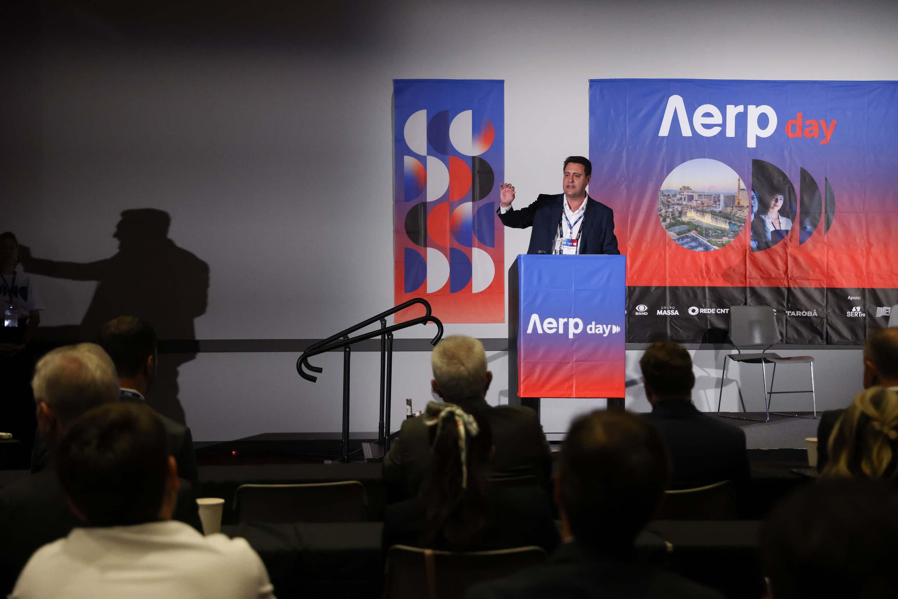 Governador defende isonomia entre TVs, rádios e big techs