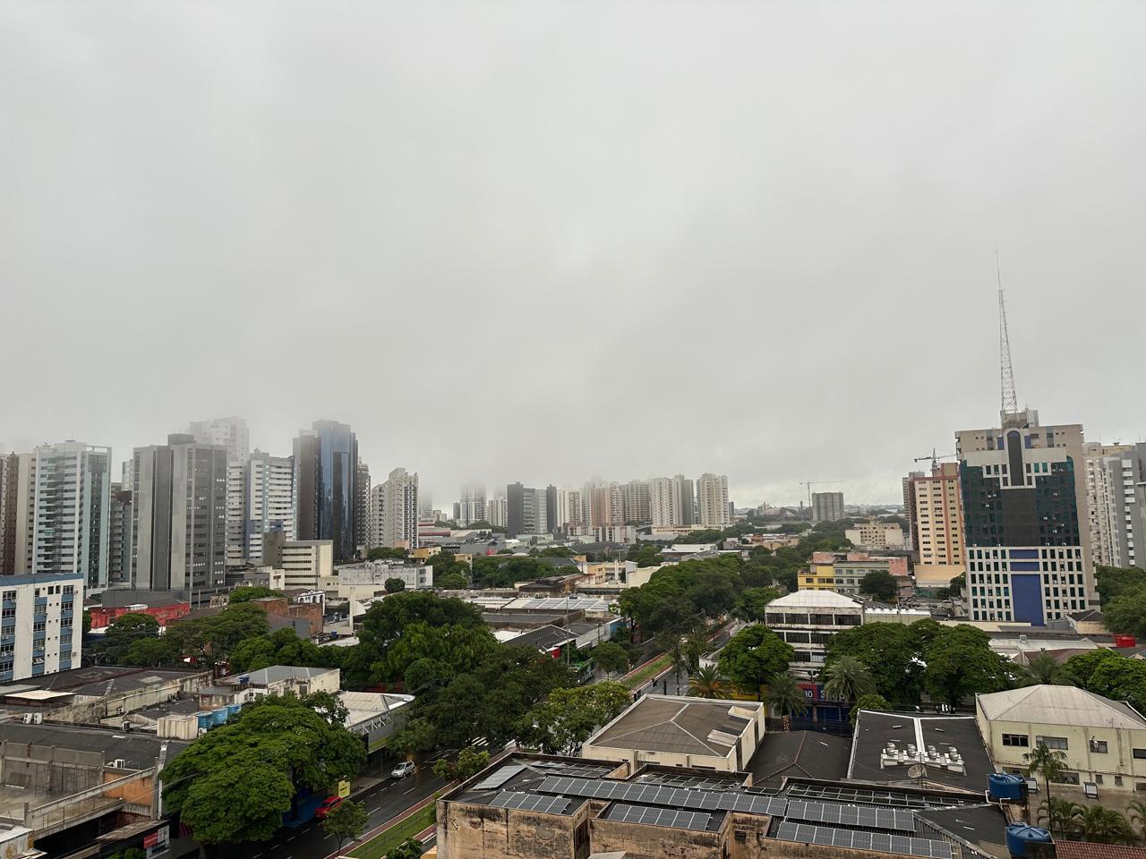 Terça-feira (16) amanhece com chuva e tempo fechado em Maringá