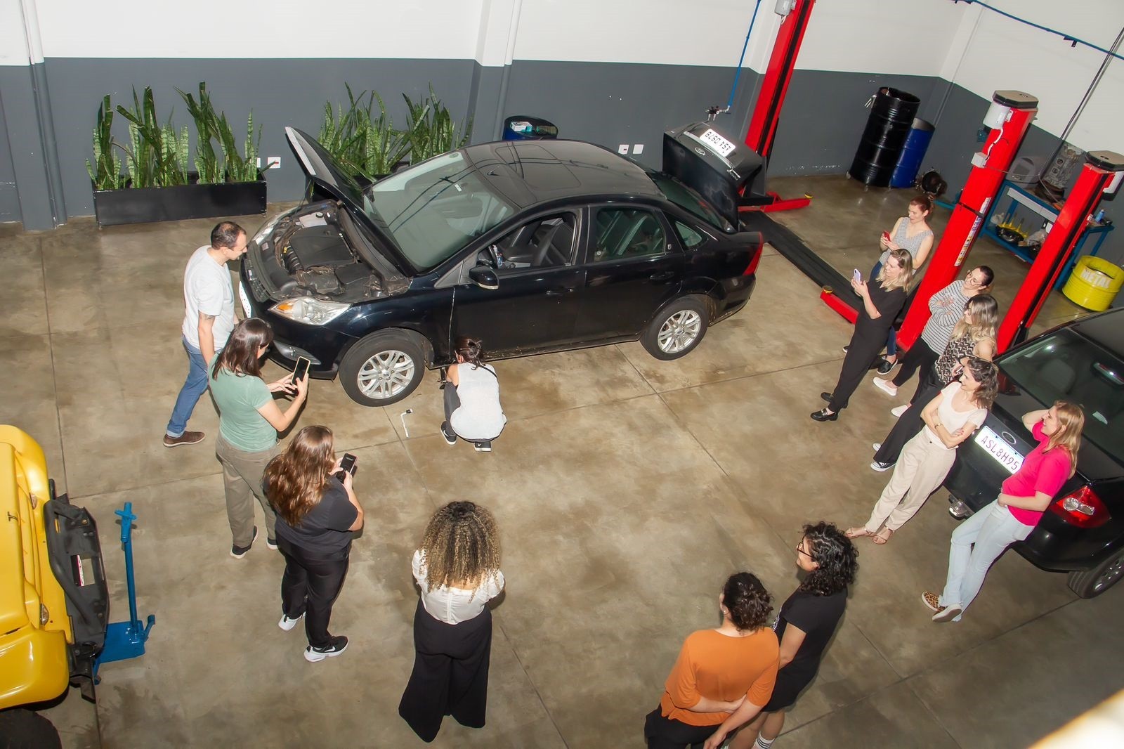Oficina-café oferece encontro para ensinar mecânica à mulheres